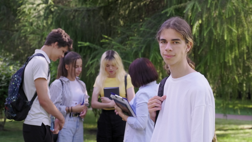 Фотосессия студентов. Молодые люди. Школьники и студенты. Ученики колледжа. Студент 16 лет.