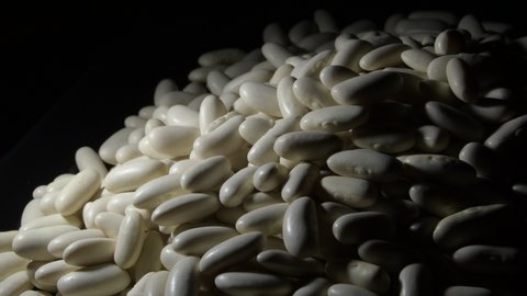 Raw white beans mountain gyrating