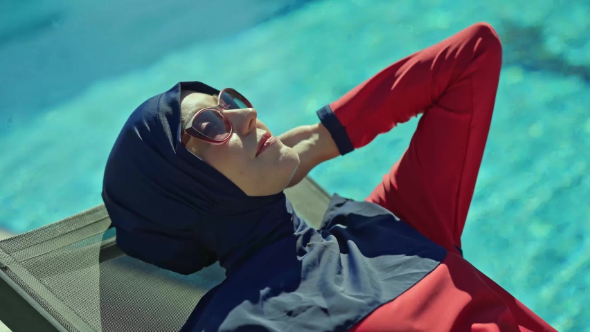 Une femme portant des lunettes de soleil dans une piscine photo