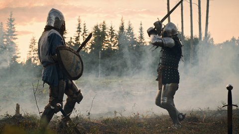 Epic Battlefield: Two Armored Medieval Knights Fighting with Swords. Dark Ages Army Warfare. Action Battle of Armed Warrior Soldiers, Killing Enemy. Cinematic Historical Reenactment. Slow Motion 스톡 비디오