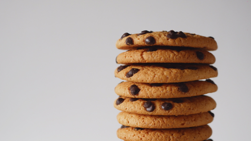 A stack of chocolate chip cookies rotate on a light background. American cookies close-up.place for text Royalty-Free Stock Footage #1076183462