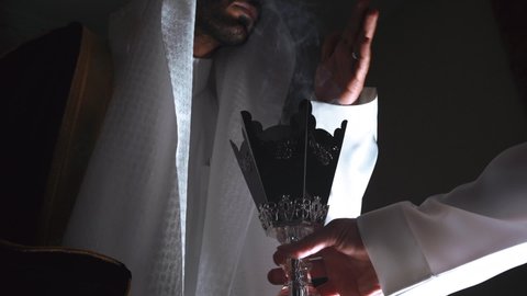 A Gulf or Saudi person uses the oud