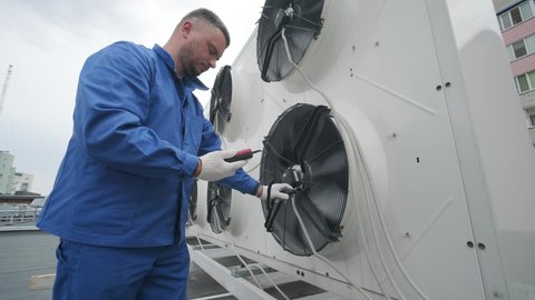 Testing with an anemometer of an axial fan of the condensing unit