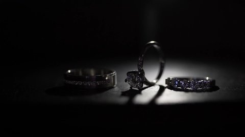 Những mẫu nhẫn đính hôn vàng trắng lấp lánh, tinh tế trong video 4K thực sự đẹp tuyệt vời. Đồ trang sức cưới thể hiện tình yêu trong ngày trọng đại của bạn. Xem ngay những mặt hàng chất lượng cao và gây ấn tượng với khách hàng của chúng tôi.