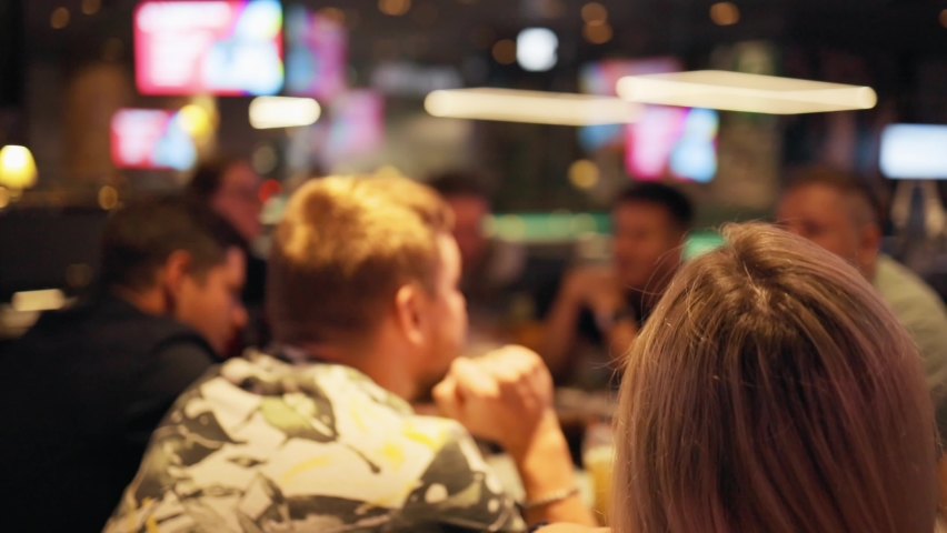Defocused happy people cheering during a bar quiz game at pub Royalty-Free Stock Footage #1076779853