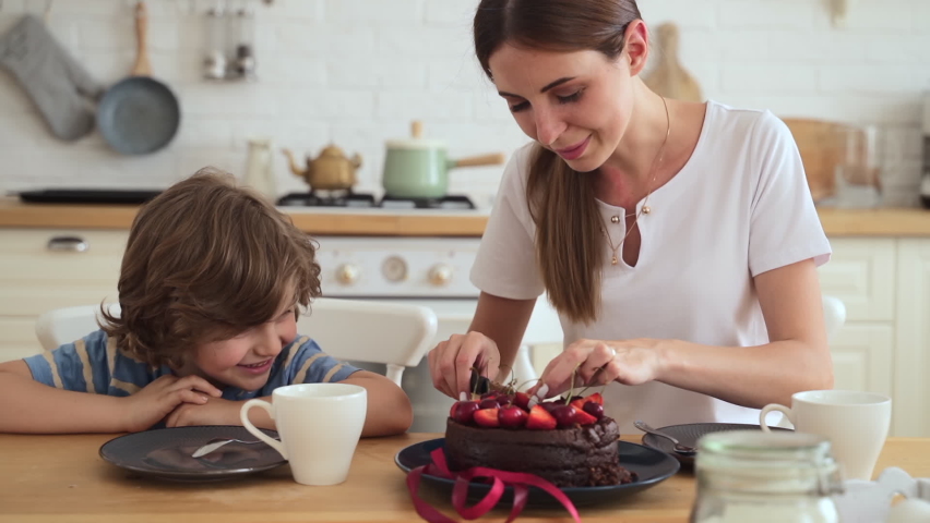 мать будит сына. объятия детей. взрослый сын. Problem movies drinking mamma. Mom son drunk.