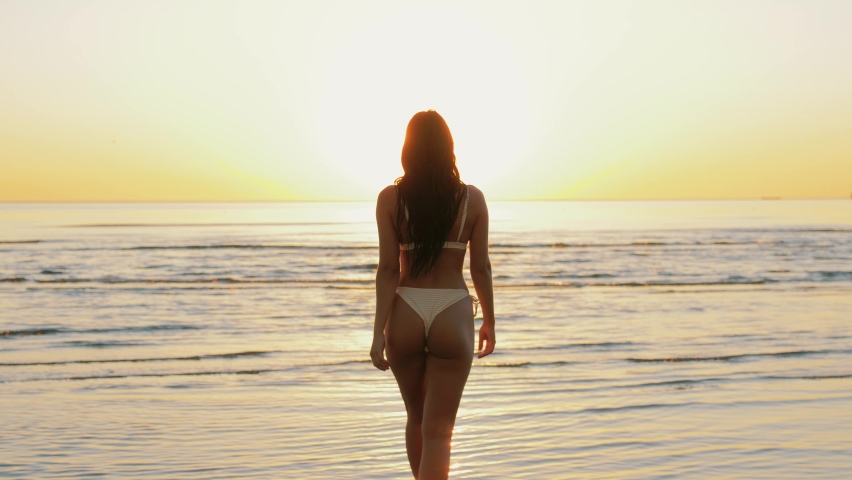 Youngest butt. Силуэт девушки на пляже. Фото девушки на пляже со спины