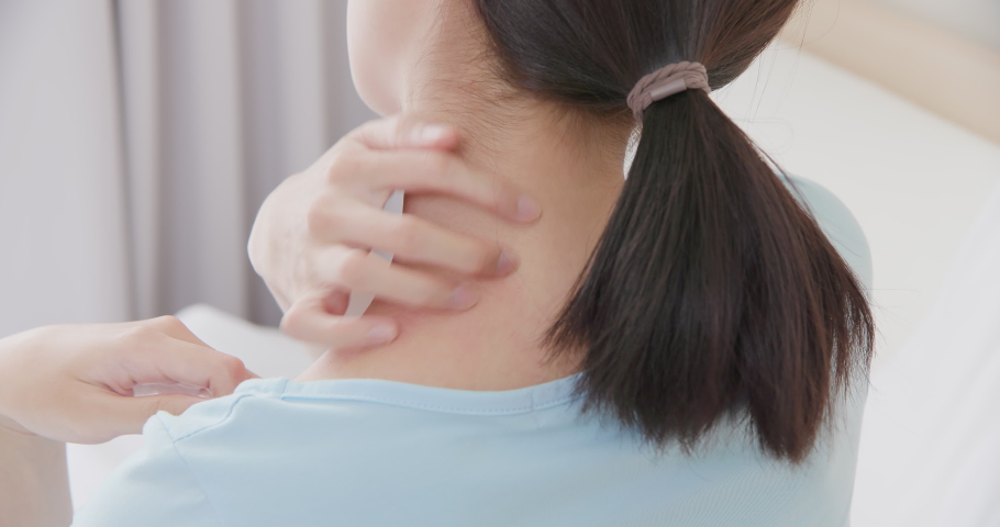rear view of asian woman has dry skin and scratches her neck in close up Royalty-Free Stock Footage #1077414110