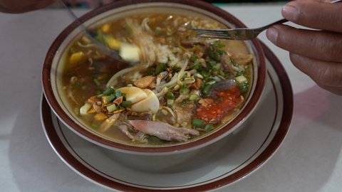 
A bowl of soto ayam lamongan with a large portion and good taste but at a low price.
