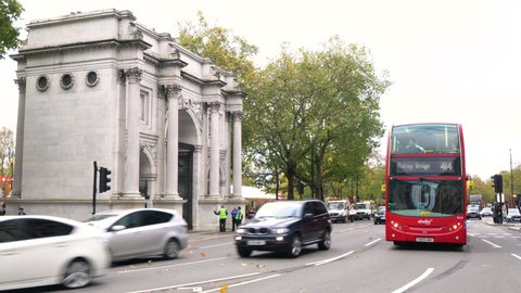 MARBLE ARCH, HYDE PARK, OXFORD STREET, LONDON, ENGLAND – 12 NOVEMBER 2017: 4K video of traffic, taxis and red double decker London buses driving past Marble Arch, Oxford street, Hyde Park, London