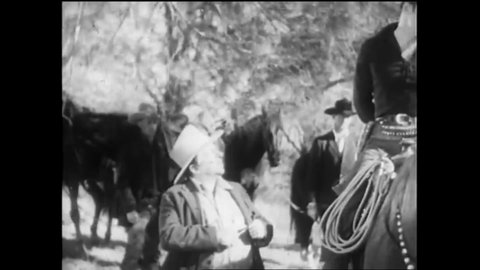 CIRCA 1936 - In this western film, a bandit manages to escape on horseback with a noose already looped around his neck, and unties himself.