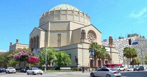 LOS ANGELES, CALIFORNIA, USA - AUGUST 15, 2021: Traffic near Wilshire Boulevard Temple Synagogue, the oldest Jewish congregation in Los Angeles, California, 4K