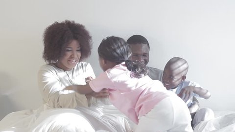 Happy family on the bed स्टॉक वीडियो