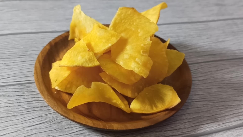 sprinkle salt on top cassava chips: Stockvideók (100%-ban jogdíjmentes) 107...
