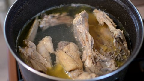 the chicken is cooked in a saucepan, boils in broth