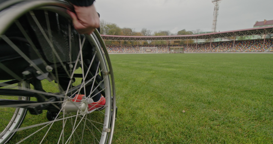 Sportsman with prosthesis on stadium