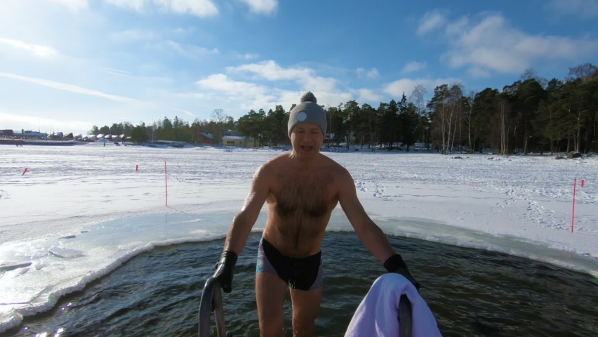 Winter bathing. Моржевание мужчины. Парни моржи