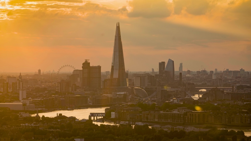 Sunset to night time lapse view of the skyline of London, United Kingdom, with Tower Bridge and the modern office skyscrapers along the Thames river Royalty-Free Stock Footage #1079348975