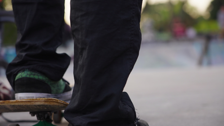 Skateboard starts and a bmx bike makes a jump
As soon as the skateboard starts, it looks out of focus like a bmx bike makes a jump in slow motion.