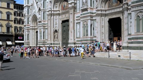 FLORENCE, ITALY-LUGLIO,13,2021: Tourists waiting in long queues for to visit Cattedrale di Santa Maria del Fiore Florence, Tuscany, Italy