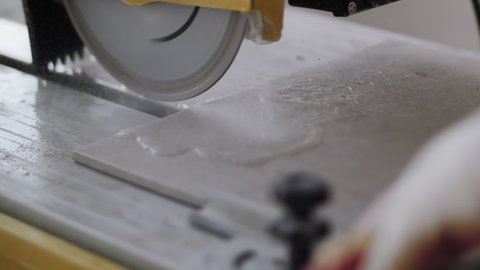cutting tiles with electric tile cutter with water
