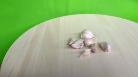 short video of garlic on the turntable before cooking