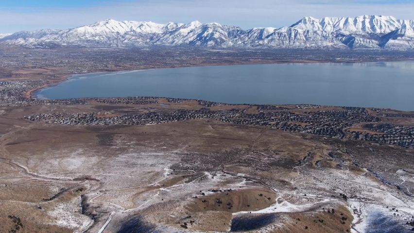 BEATIFUL VIEW AT THE SUMMIT FROM THE UTAH LAKE AND SURROUNDINGS