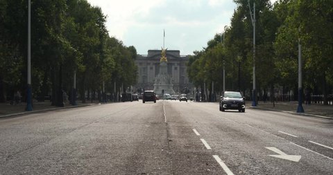 London, England, UK, 15th September 2021: Pall Mall central view towards Buckingham Palace featuring London taxi moving away to Victoria monument, Buckingham Palace people crossing road in  Autumn