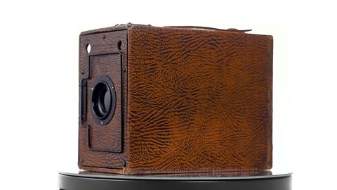 ENSIGN BOX ENSIGN 2¼B BROWN CAMERA RAPID RECTILINEAR LENS MODEL: Plymouth Devon UK October 19th 2021: Vintage Box Ensign 2¼B Camera. British Box Camera by Houghton-Butcher Manufacturing Co Limited.