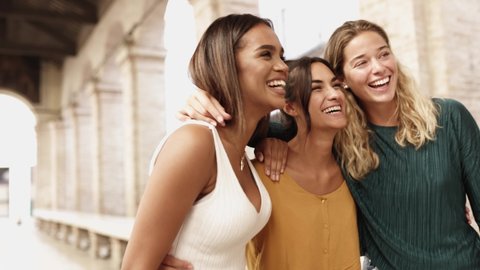 Three cheerful multiracial women laughing together and having fun in the street - Happy millennial friends enjoying the weekend in Italy - Young people lifestyle concept. High quality 4k footage – Video có sẵn