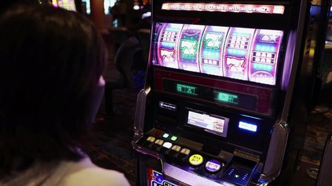 woman Play on Las Vegas slot machines　2021.10.6