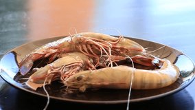 Video 1920x1080 Two hands folded fresh tiger prawns in a black plate for cooking