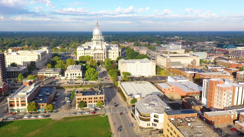 SPRINGFIELD, ILLINOIS - CIRCA 2020s - Good aerial approach of the Illinois state capitol building in Springfield, Illinois. Royalty-Free Stock Footage #1081840418
