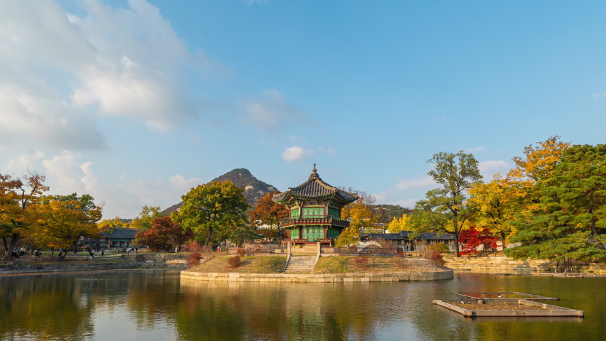 Zoom out Time lapse 4k Autumn in Seoul, South Korea
