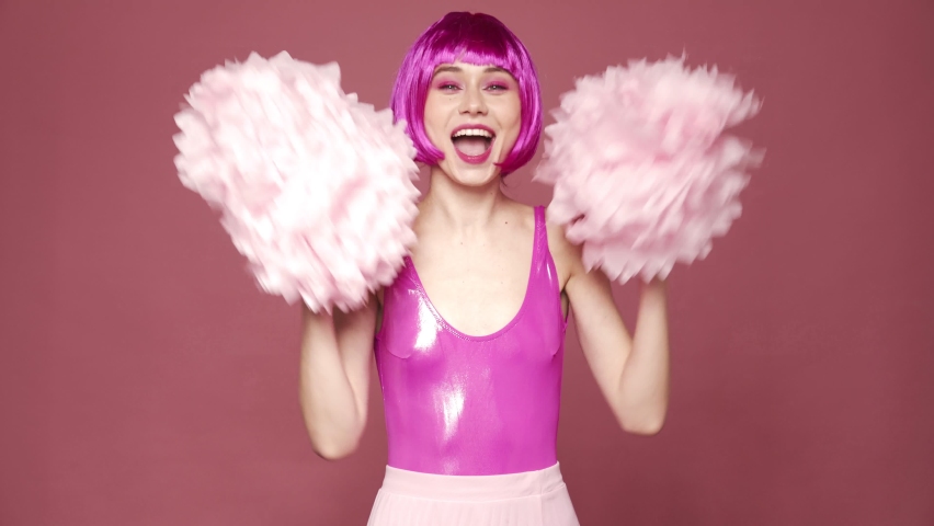 Девушка яркая радуется. Персонажи в розовом свитере. Миллениальный розовый. Over pink. Ава женщина в розовом свитере.