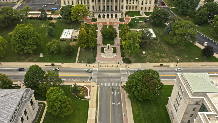 Illinois State Capitol revealed through slow camera uptilt. The Illinois State Capitol, in Springfield houses the legislative and executive branches of the government of the U.S. state of Illinois