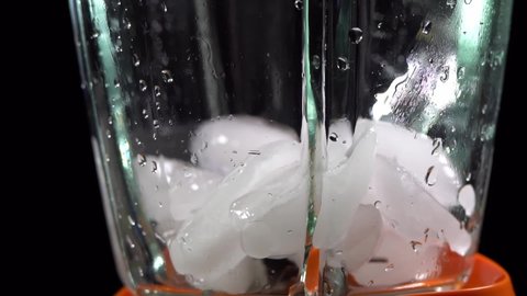 Splitting ice in the mixer in a pulsating mode
