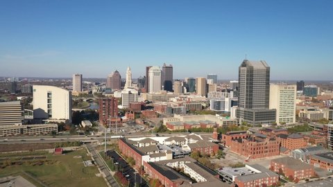 Columbus, Ohio skyline drone videoement down with freeway.