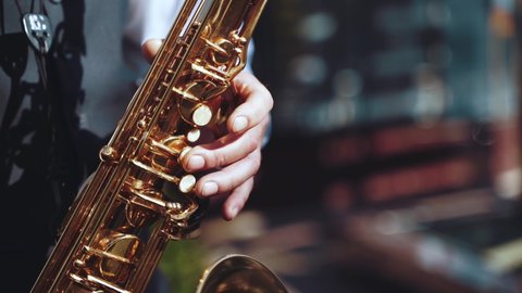 Close-up of the saxophonist's game