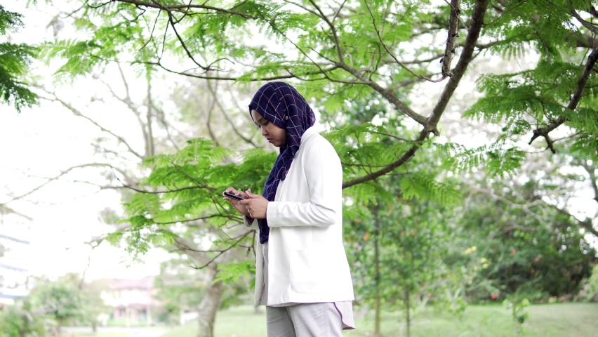 Young angry muslim lady arguing via cellphone, talking with annoying interlocutor by mobile phone. Royalty-Free Stock Footage #1082444068