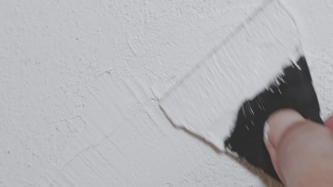 Repair cracks from subsidence in plaster walls At home by yourself with putty or plaster. Care and repair of residential houses by yourself.