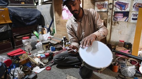 Lahore, Pakistan, 25 ‎November ‎2021. Tabla maker in Lahore 