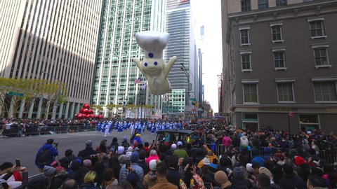NEW YORK, NEW YORK – NOVEMBER 25:  A crowds of people attend the 95th Annual Macy’s Thanksgiving Day Parade on 6th Avenue in Midtown Manhattan on November 25, 2021 in New York City. 