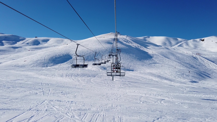 En hiver dans un telesiege sous le soleil