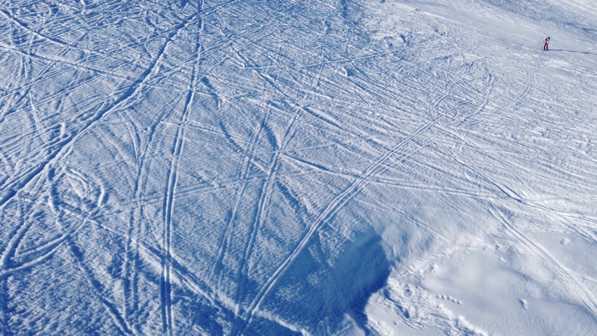 Vue de haut d’une piste de ski avec skieur