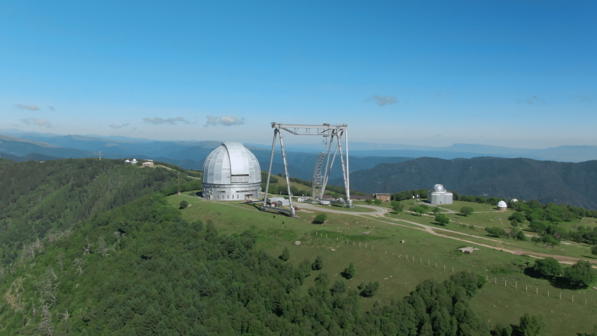 The Large Space Telescope (BTA) reveals a hole in the dome through which observation is carried out