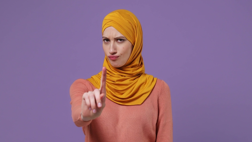 Arab asia. Желтый хиджаб.