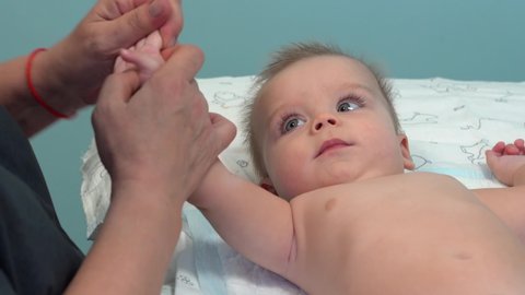 赤ちゃんの少年が 後向きの位置で幼児の車の座席 グループ0または幼児の搬送車 に乗っている の動画素材 ロイヤリティフリー Shutterstock