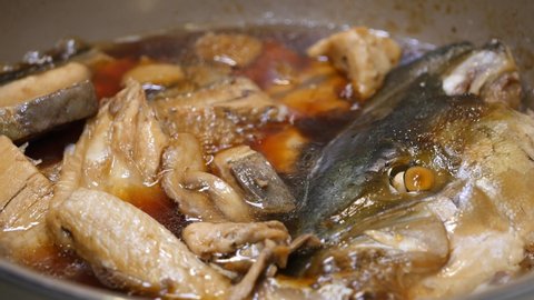 Japanese food video. A dish of stewed yellowtail fillets.