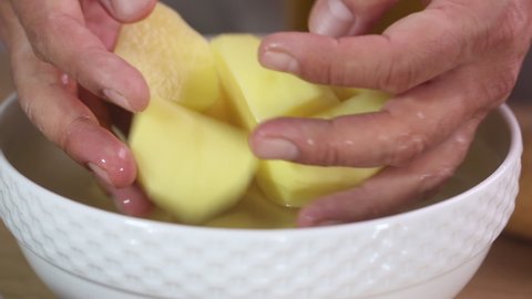 Washing potatoes in water to get rid of starch